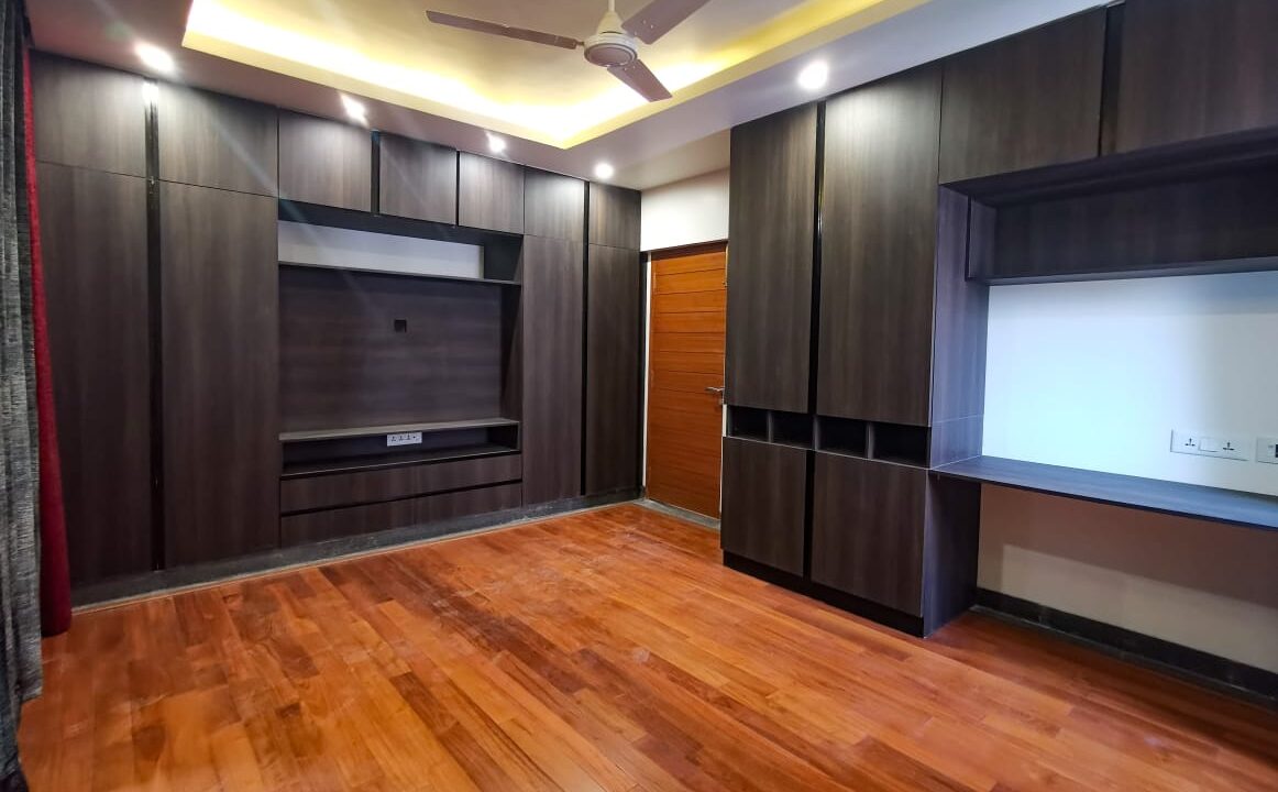 4BHK flat for sale in Cunningham Road