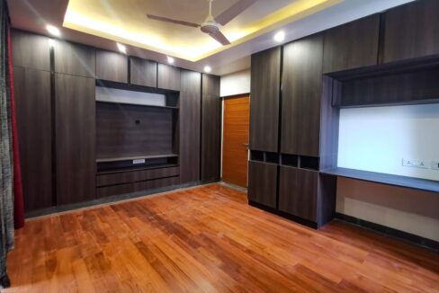 4BHK flat for sale in Cunningham Road